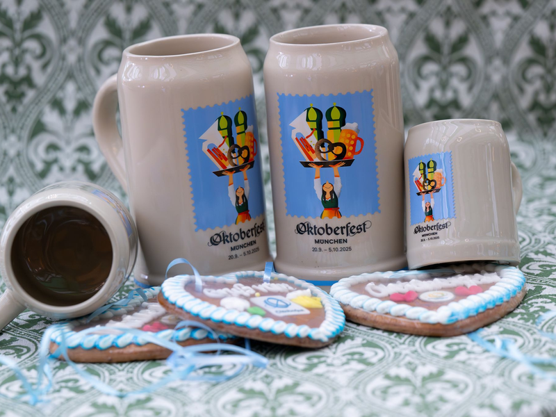 Amiera Harithas (l) und Dinah-Charles Francis (r) haben das Motiv für den Krug entworfen. - Foto: Sven Hoppe/dpa