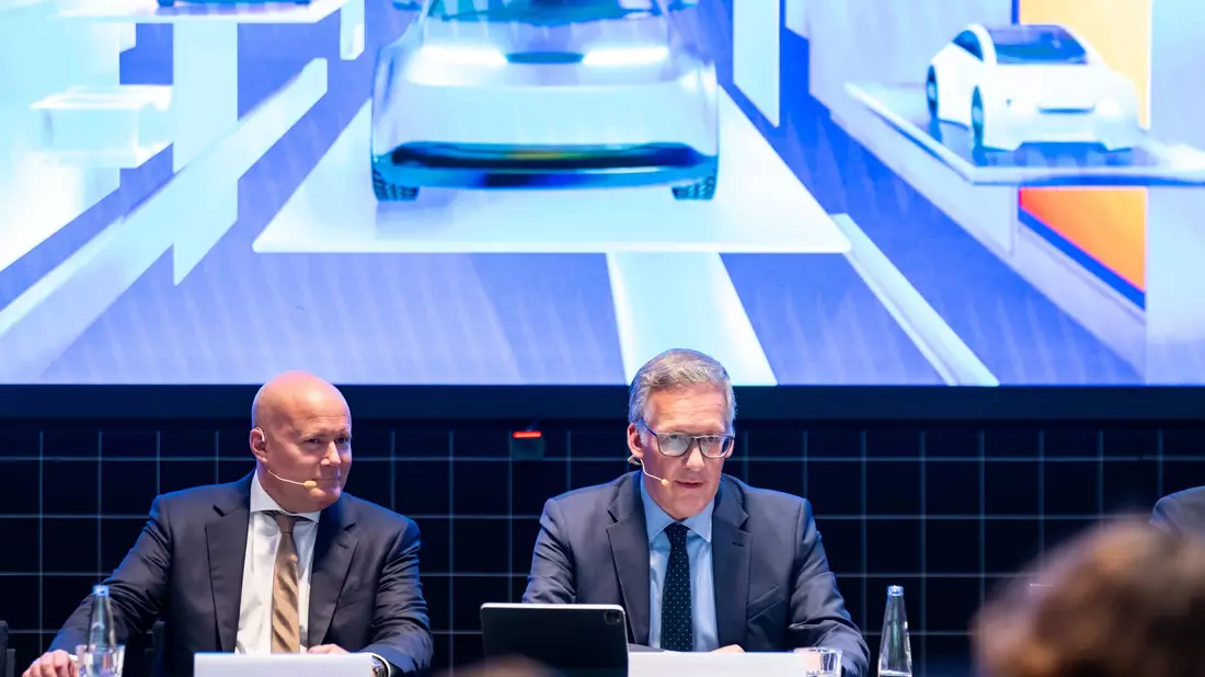 VDA-Geschäftsführer Jürgen Mindel (rechts) und der Rechtsanwalt Christian Vorländer (links) als Vertreter der Messe MÜnchen präsentieren das Konzept der bevorstehenden Automesse IAA. Die bedrängten deutschen Hersteller wollen ein «Signal der Zuversicht» senden.  - Bild: Lennart Preiss/dpa