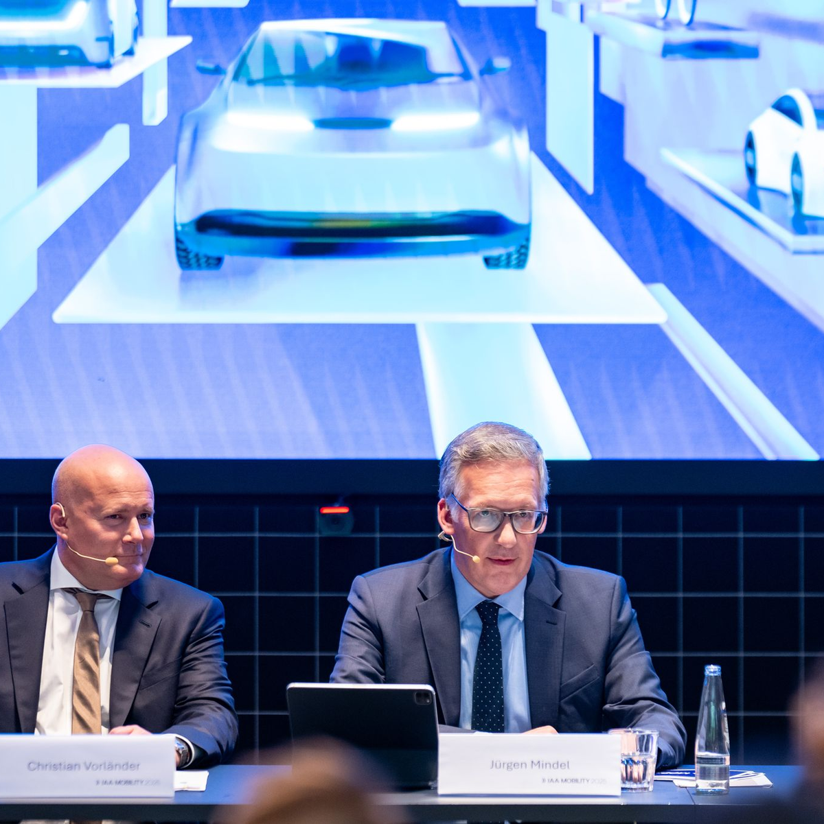 VDA-Geschäftsführer Jürgen Mindel (rechts) und der Rechtsanwalt Christian Vorländer (links) als Vertreter der Messe MÜnchen präsentieren das Konzept der bevorstehenden Automesse IAA. Die bedrängten deutschen Hersteller wollen ein «Signal der Zuversicht» senden.  - Foto: Lennart Preiss/dpa