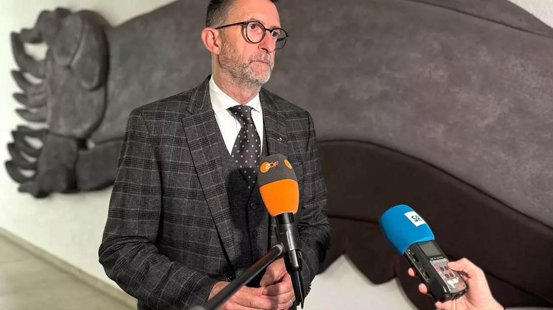 Der saarländische Innenminister Reinhold Jost (SPD) zeigte sich nach der Sitzung des Innen- und Justizausschusses noch immer geschockt von der Gewalttat in Völklingen, bei der ein Polizist erschossen wurde.  - Bild: Katja Sponholz/dpa