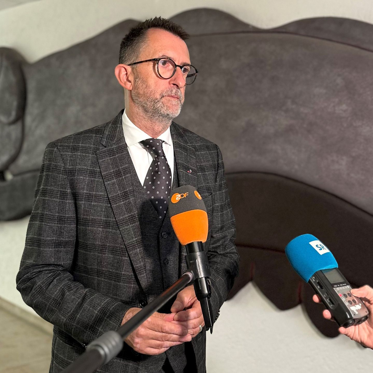 Der saarländische Innenminister Reinhold Jost (SPD) zeigte sich nach der Sitzung des Innen- und Justizausschusses noch immer geschockt von der Gewalttat in Völklingen, bei der ein Polizist erschossen wurde.  - Foto: Katja Sponholz/dpa