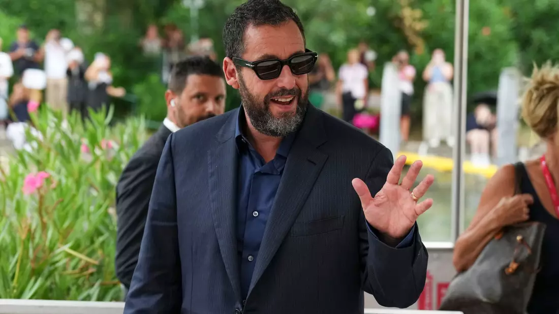 Adam Sandler spielt in «Jay Kelly» an der Seite von Clooney. - Bild: Alessandra Tarantino/Invision/AP/dpa