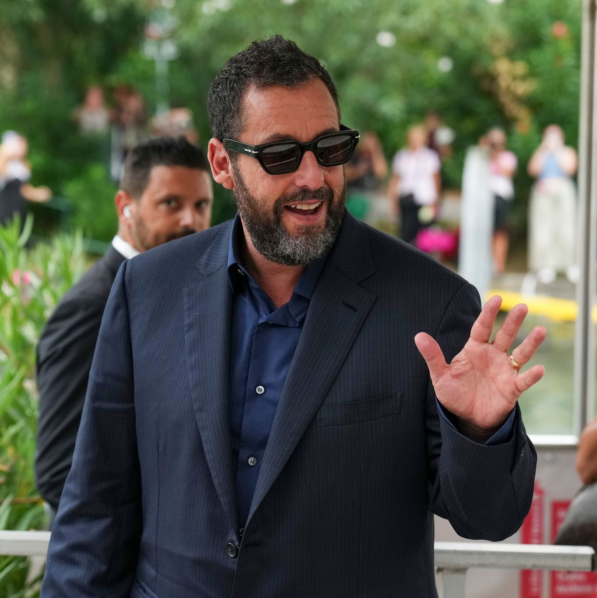 Adam Sandler spielt in «Jay Kelly» an der Seite von Clooney. - Foto: Alessandra Tarantino/Invision/AP/dpa