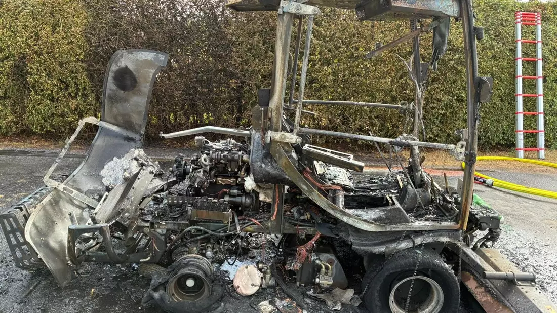 FW-KLE: Fahrbarer Rasenmäher in Brand geraten - Feuerwehr verhindert Ausbreitung - Bild: presseportal.de
