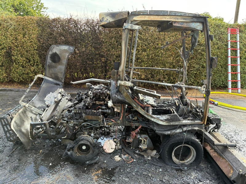 FW-KLE: Fahrbarer Rasenmäher in Brand geraten - Feuerwehr verhindert Ausbreitung - Foto: presseportal.de