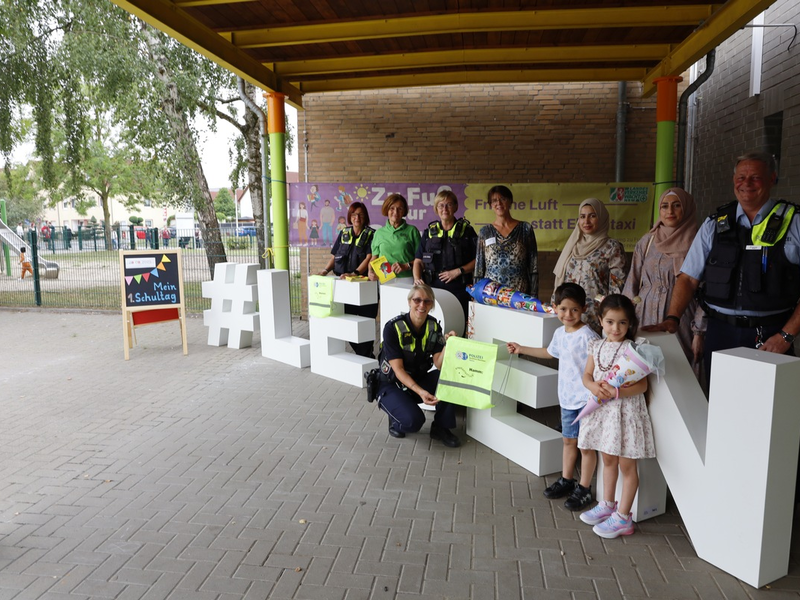 POL-HAM: Sicherer Schulweg - Polizei und Verkehrswacht zum Schulstart an der Hermann-Gmeiner-Grundschule - Foto: presseportal.de