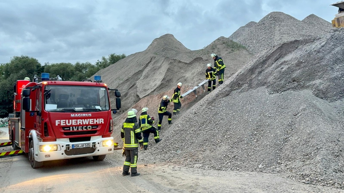 FW-AR: Löschzug Neheim trainiert Rettung mehrerer vermisster Personen - Drohnentechnik unterstützt Übung auf Firmengelände - Foto: presseportal.de