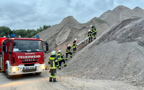 FW-AR: Löschzug Neheim trainiert Rettung mehrerer vermisster Personen - Drohnentechnik unterstützt Übung auf Firmengelände - Foto: presseportal.de