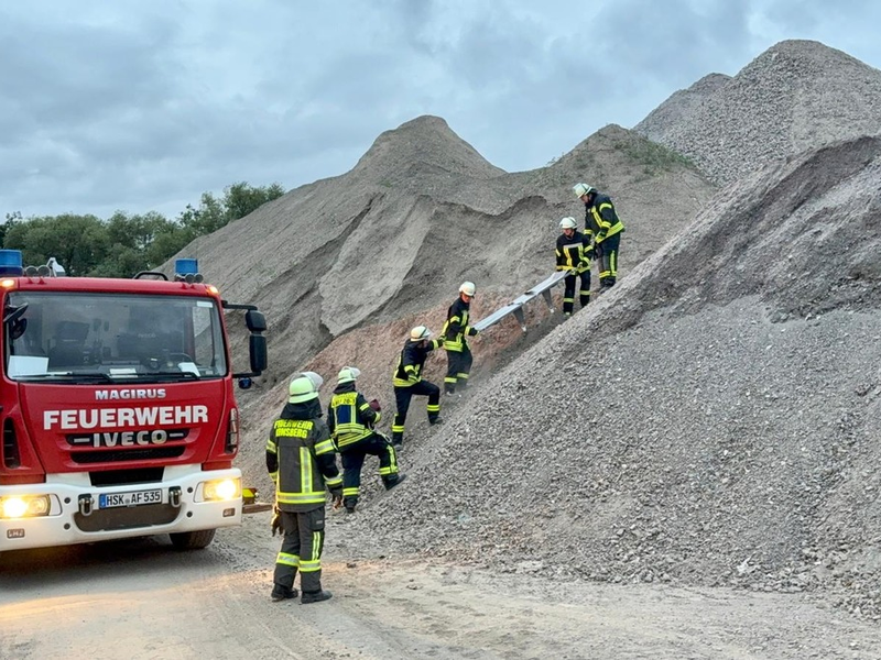 FW-AR: Löschzug Neheim trainiert Rettung mehrerer vermisster Personen - Drohnentechnik unterstützt Übung auf Firmengelände - Foto: presseportal.de