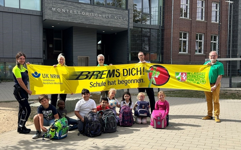 POL-KLE: Vorfreude und Aufregung zum Start ins neue Schuljahr: Polizei und Verkehrswacht mit gemeinsamer Schulwegaktion - Foto: presseportal.de