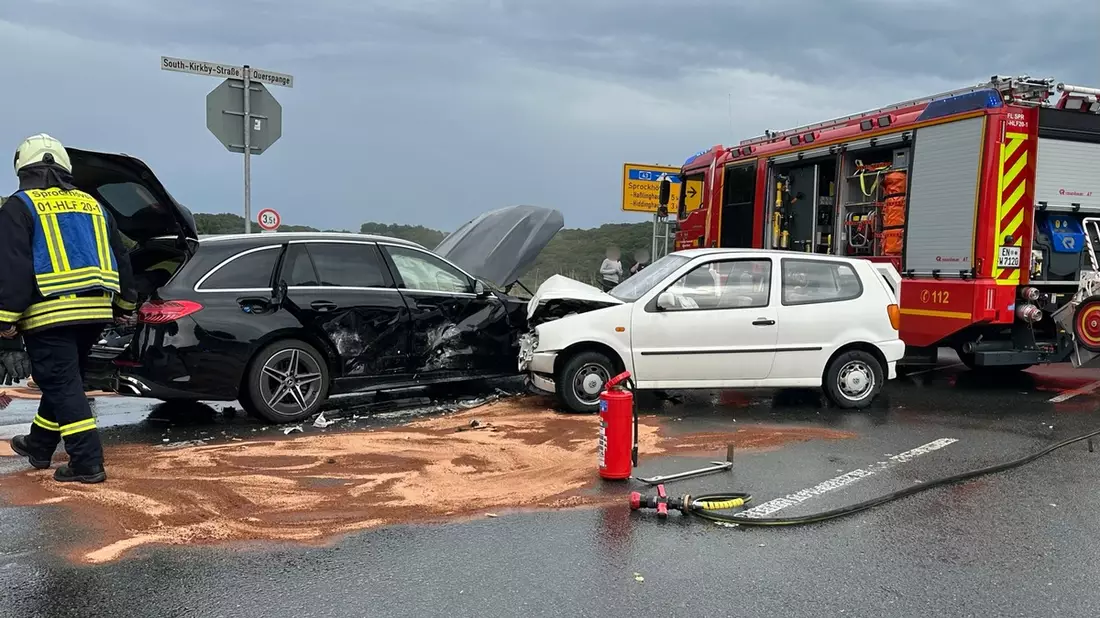 FW-EN: Schwerer Verkehrsunfall im Kreuzungsbereich - Mehrere Verletzte darunter zwei Kinder - Bild: presseportal.de