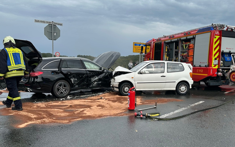 FW-EN: Schwerer Verkehrsunfall im Kreuzungsbereich - Mehrere Verletzte darunter zwei Kinder - Foto: presseportal.de FW-EN: Schwerer Verkehrsunfall im Kreuzungsbereich - Mehrere Verletzte darunter zwei Kinder - Foto: presseportal.de