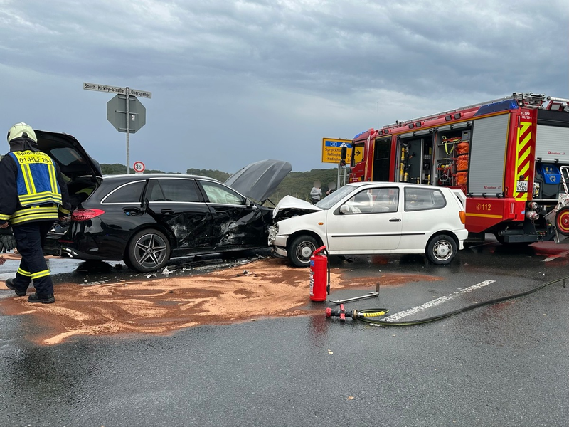 FW-EN: Schwerer Verkehrsunfall im Kreuzungsbereich - Mehrere Verletzte darunter zwei Kinder - Foto: presseportal.de