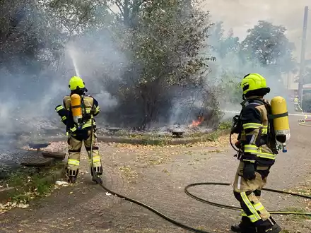 FW-OB: Vegetationsbrand an Kreuzung erfolgreich gelöscht - Ausbreitung verhindert - Foto: presseportal.de
