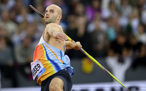 Durfte sich für seinen Sieg feiern lassen: Hindernisläufer Frederik Ruppert. - Foto: Ennio Leanza/KEYSTONE/dpa