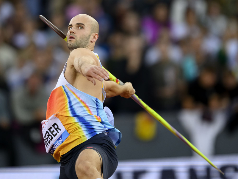 Durfte sich für seinen Sieg feiern lassen: Hindernisläufer Frederik Ruppert. - Foto: Ennio Leanza/KEYSTONE/dpa