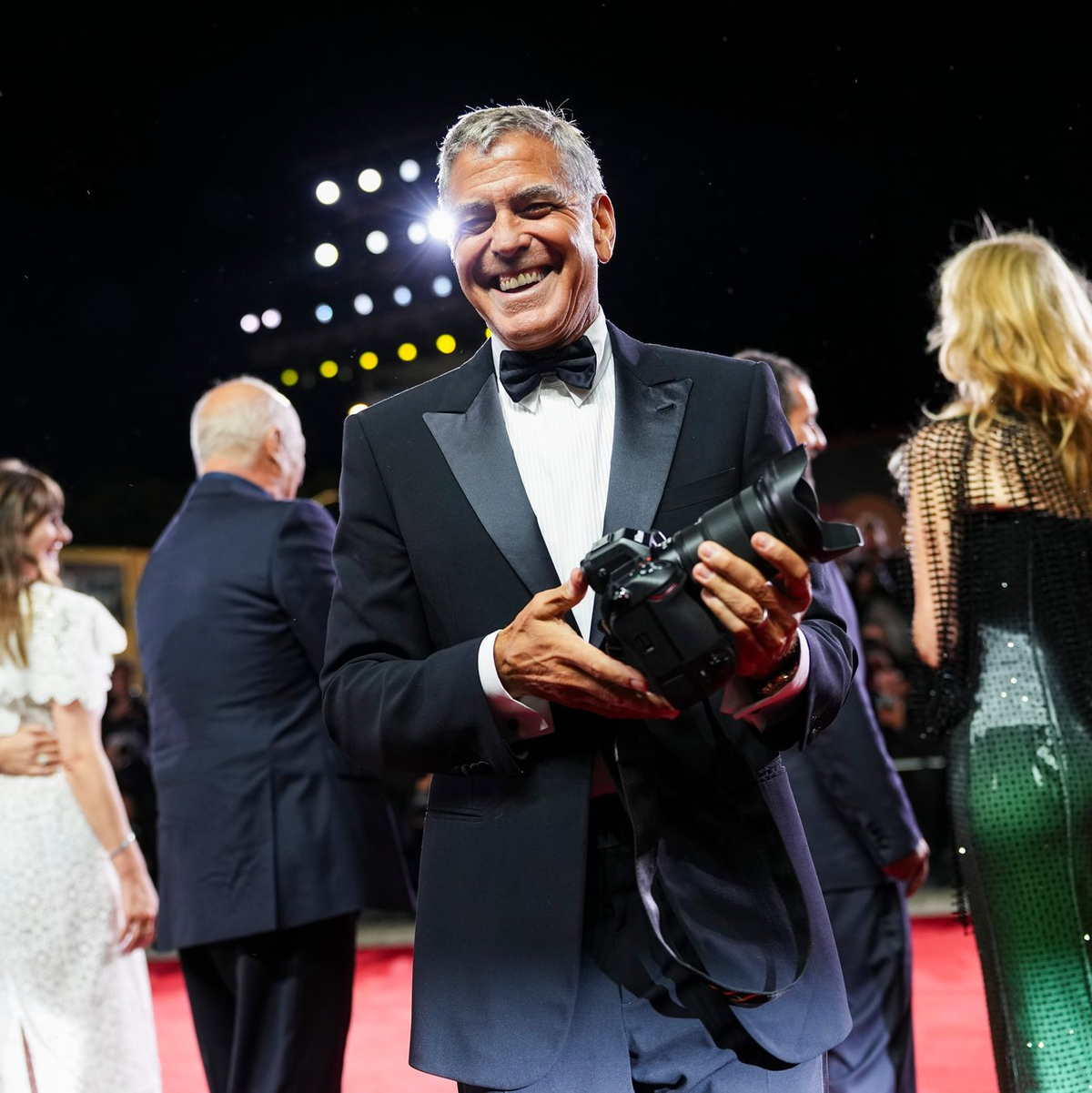 Adam Sandler hat seine Familie mit nach Venedig gebracht.  - Foto: Scott A Garfitt/Invision/AP/dpa