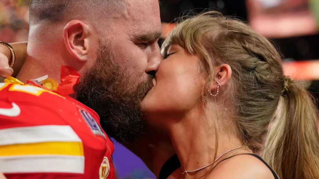 Und Kuss: Inzwischen sind Taylor Swift und Travis Kelce verlobt. (Archivbild) - Bild: Brynn Anderson/AP/dpa