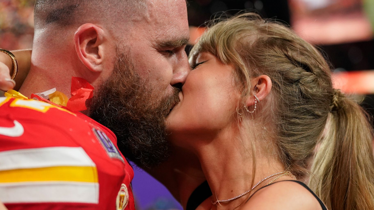 Und Kuss: Inzwischen sind Taylor Swift und Travis Kelce verlobt. (Archivbild) - Foto: Brynn Anderson/AP/dpa