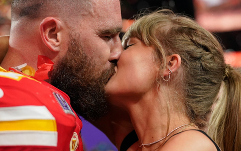 Und Kuss: Inzwischen sind Taylor Swift und Travis Kelce verlobt. (Archivbild) - Foto: Brynn Anderson/AP/dpa Und Kuss: Inzwischen sind Taylor Swift und Travis Kelce verlobt. (Archivbild) - Foto: Brynn Anderson/AP/dpa