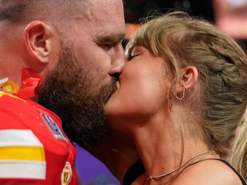 Und Kuss: Inzwischen sind Taylor Swift und Travis Kelce verlobt. (Archivbild) - Foto: Brynn Anderson/AP/dpa