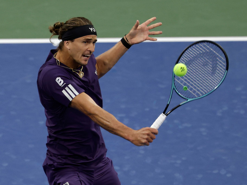 Jannik Sinner (r) erinnert Alexander Bublik (l) an einen «KI-generierten Spieler». - Foto: Adam Hunger/AP/dpa