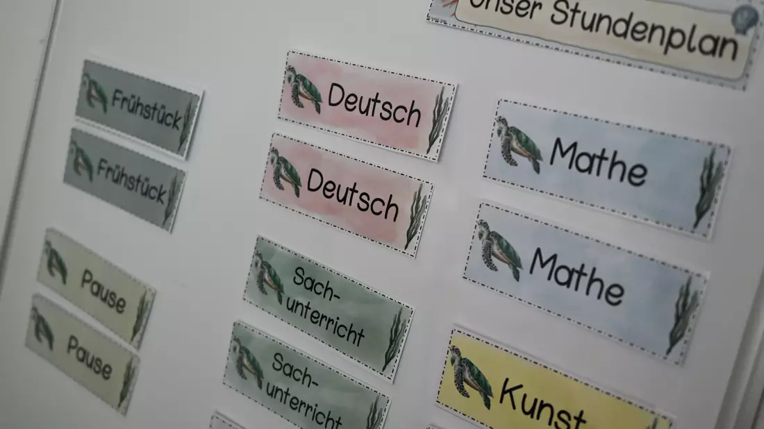 Blau für Jungs? Schüler sind der Studie nach interessierter an Mathematik und Wirtschaft. (Archivbild) - Bild: Arne Dedert/dpa