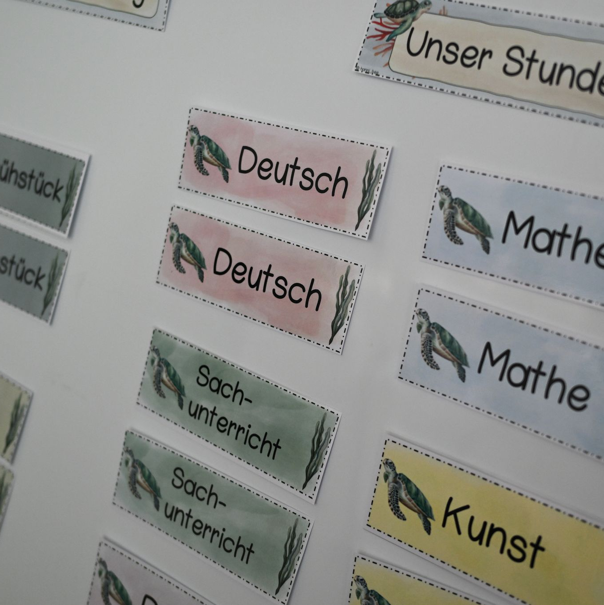 Blau für Jungs? Schüler sind der Studie nach interessierter an Mathematik und Wirtschaft. (Archivbild) - Foto: Arne Dedert/dpa