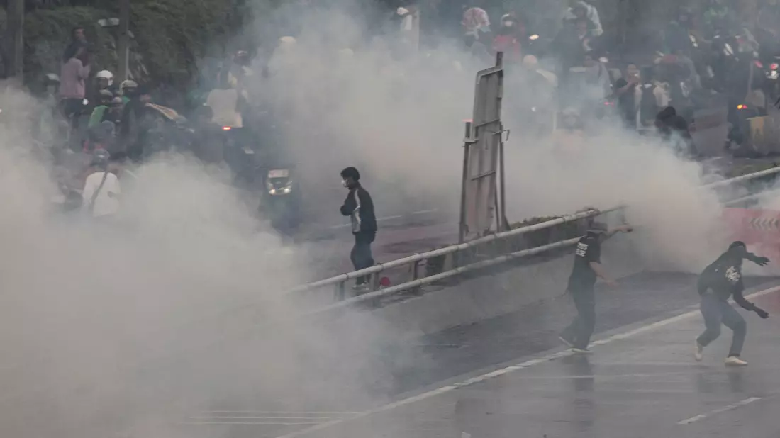 Die Polizei setzte auch Tränengas ein. - Bild: Donal Husni/ZUMA Press Wire/dpa