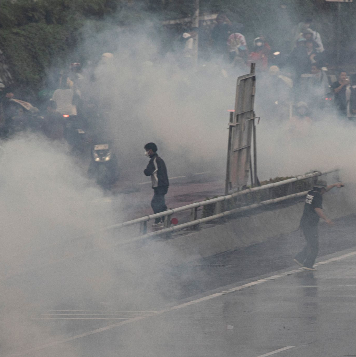 Die Polizei setzte auch Tränengas ein. - Foto: Donal Husni/ZUMA Press Wire/dpa