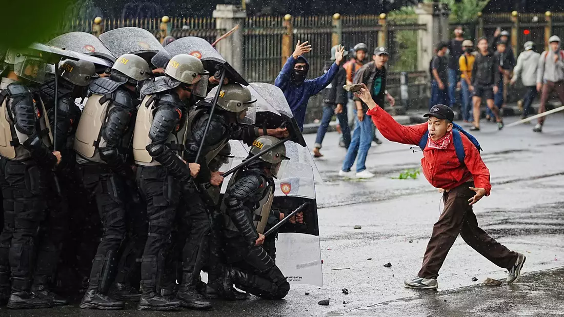 Die Zusammenstöße zwischen Demonstranten und Sicherheitskräften eskalieren. - Bild: Achmad Ibrahim/AP/dpa