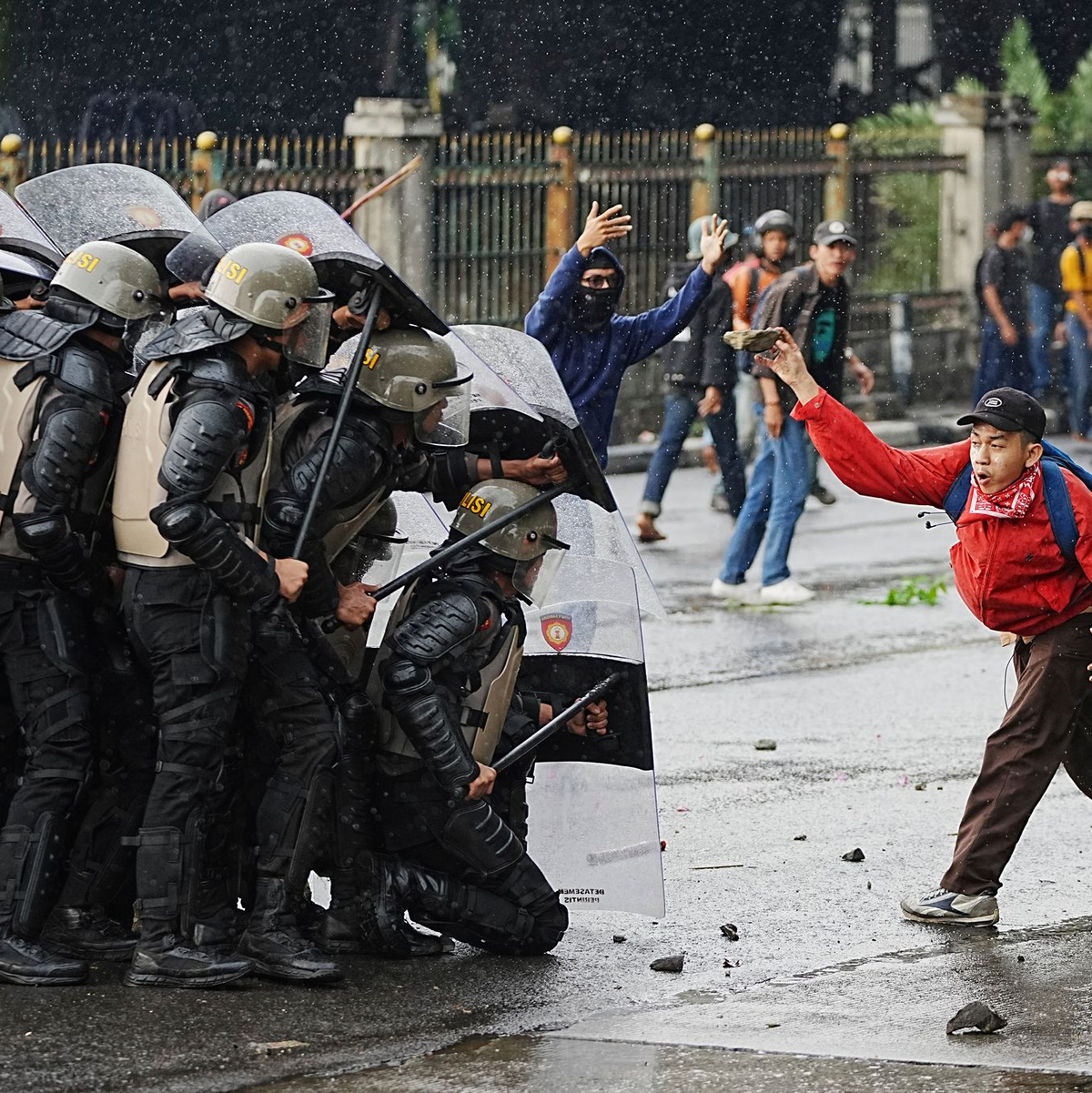 Die Zusammenstöße zwischen Demonstranten und Sicherheitskräften eskalieren. - Foto: Achmad Ibrahim/AP/dpa