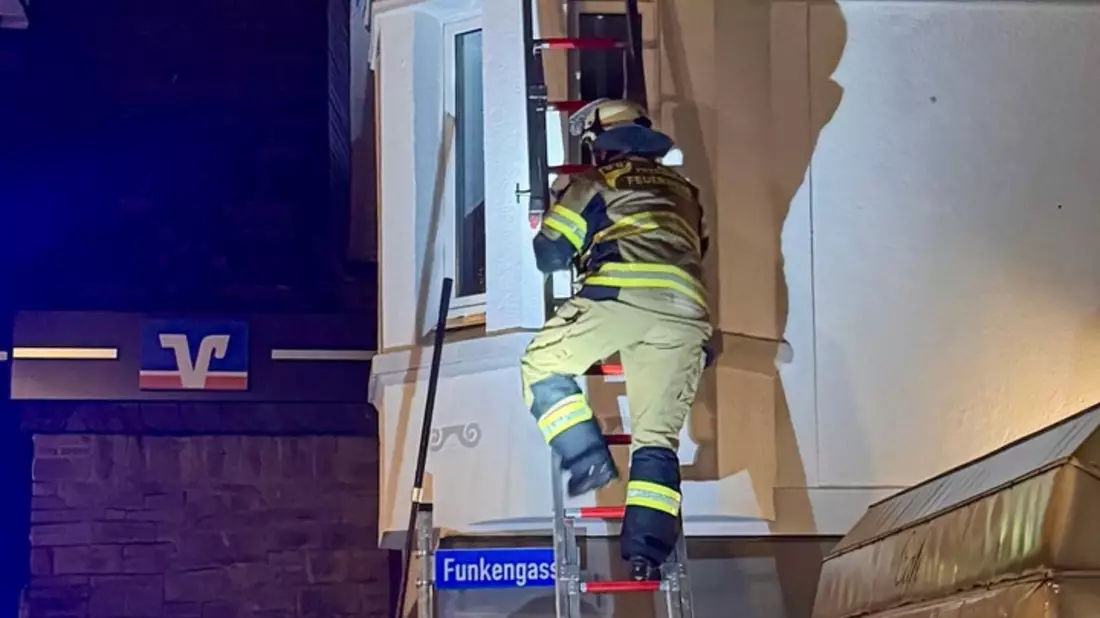 FW-EN: Aufwendige Tierrettung in den regnerischen Abendstunden - Feuerwehr Herdecke rettet Katze aus der Regenrinne - Bild: presseportal.de