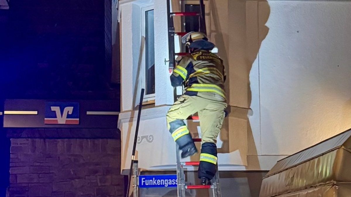 FW-EN: Aufwendige Tierrettung in den regnerischen Abendstunden - Feuerwehr Herdecke rettet Katze aus der Regenrinne - Foto: presseportal.de
