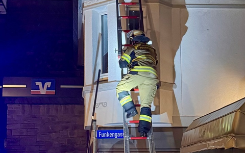FW-EN: Aufwendige Tierrettung in den regnerischen Abendstunden - Feuerwehr Herdecke rettet Katze aus der Regenrinne - Foto: presseportal.de FW-EN: Aufwendige Tierrettung in den regnerischen Abendstunden - Feuerwehr Herdecke rettet Katze aus der Regenrinne - Foto: presseportal.de