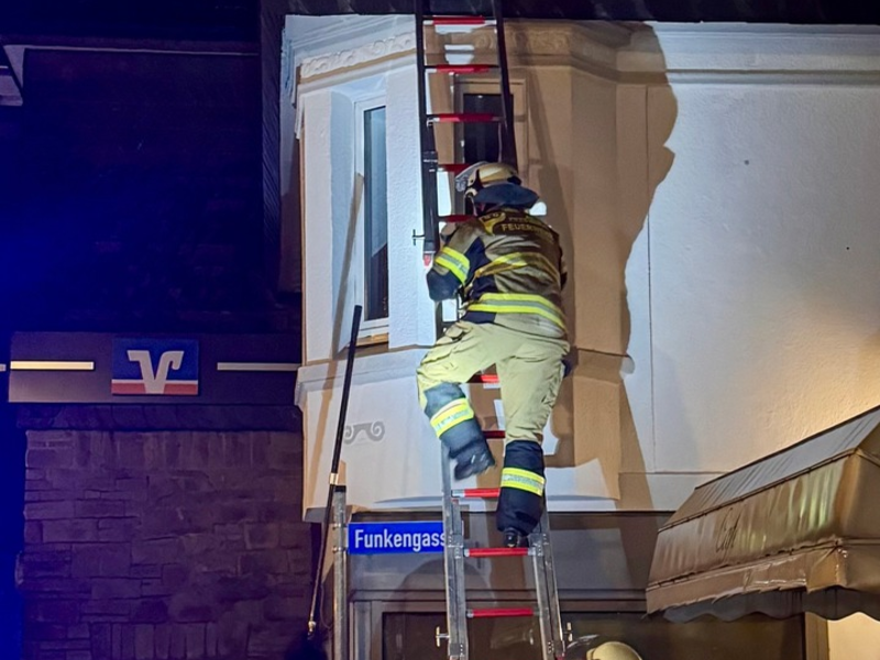 FW-EN: Aufwendige Tierrettung in den regnerischen Abendstunden - Feuerwehr Herdecke rettet Katze aus der Regenrinne - Foto: presseportal.de