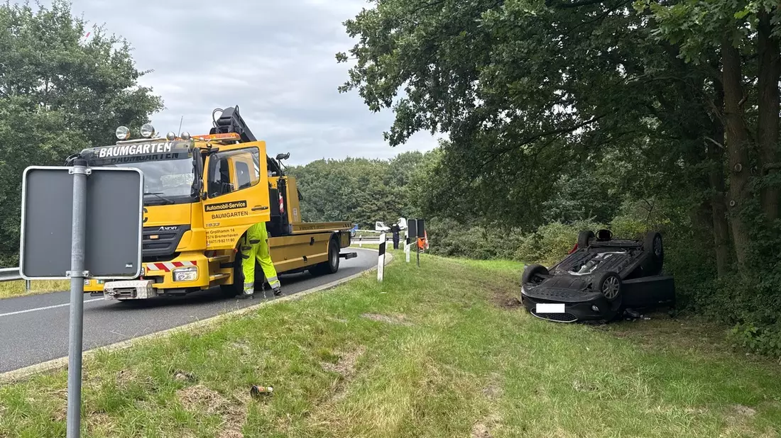 POL-CUX: Verkehrsunfall auf der BAB27 - PKW überschlägt sich im Bereich der Abfahrt - Glücklicherweise niemand verletzt (Foto im Anhang) ++++ Verkehrsunfallflucht in Bad Bederkesa - Bild: presseportal.de