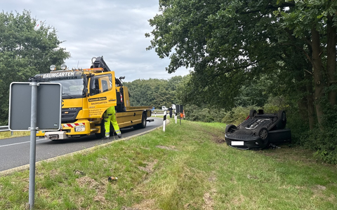 POL-CUX: Verkehrsunfall auf der BAB27 - PKW überschlägt sich im Bereich der Abfahrt - Glücklicherweise niemand verletzt (Foto im Anhang) ++++ Verkehrsunfallflucht in Bad Bederkesa - Foto: presseportal.de
