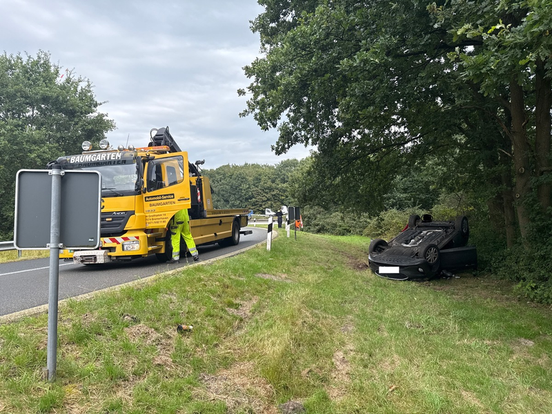 POL-CUX: Verkehrsunfall auf der BAB27 - PKW überschlägt sich im Bereich der Abfahrt - Glücklicherweise niemand verletzt (Foto im Anhang) ++++ Verkehrsunfallflucht in Bad Bederkesa - Foto: presseportal.de