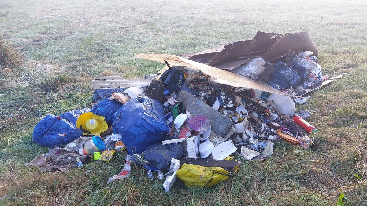 POL-CUX: Illegale Abfallentsorgung in Loxstedt-Düring - Zeugenaufruf (Foto im Anhang) - Foto: presseportal.de