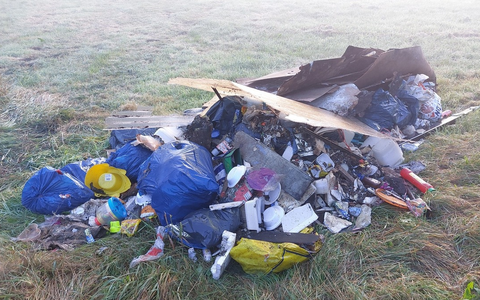 POL-CUX: Illegale Abfallentsorgung in Loxstedt-Düring - Zeugenaufruf (Foto im Anhang) - Foto: presseportal.de POL-CUX: Illegale Abfallentsorgung in Loxstedt-Düring - Zeugenaufruf (Foto im Anhang) - Foto: presseportal.de