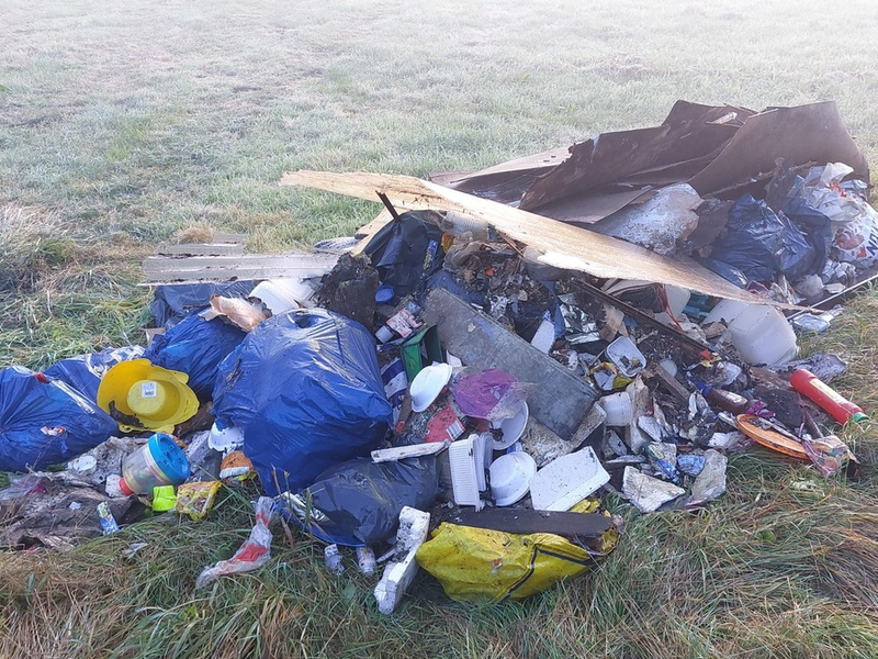 POL-CUX: Illegale Abfallentsorgung in Loxstedt-Düring - Zeugenaufruf (Foto im Anhang) - Foto: presseportal.de