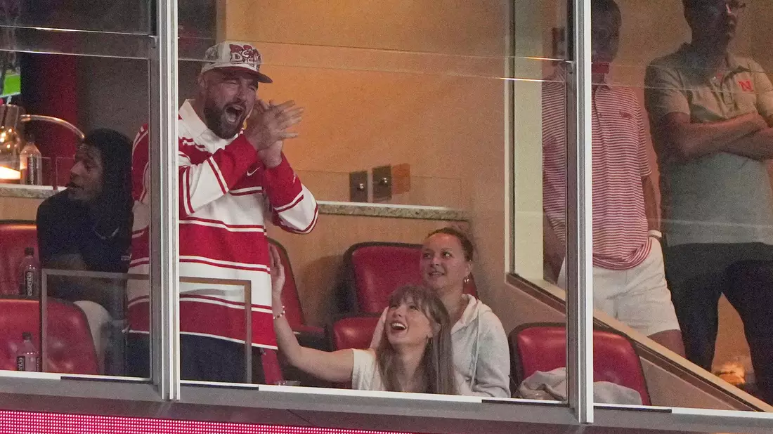 Travis Kelce und Taylor Swift schauten sich von einer Loge aus das Spiel zusammen an. - Bild: Charlie Riedel/AP/dpa