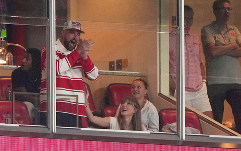 Travis Kelce und Taylor Swift schauten sich von einer Loge aus das Spiel zusammen an. - Foto: Charlie Riedel/AP/dpa
