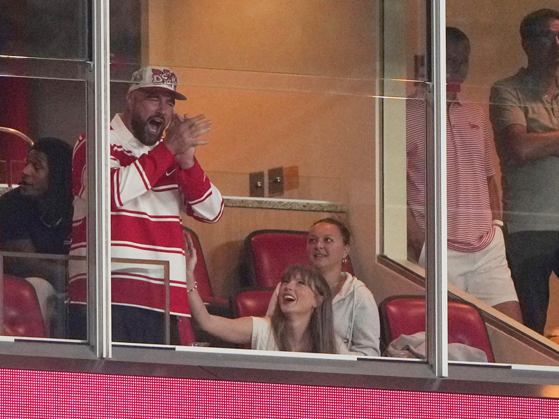 Travis Kelce und Taylor Swift schauten sich von einer Loge aus das Spiel zusammen an. - Foto: Charlie Riedel/AP/dpa