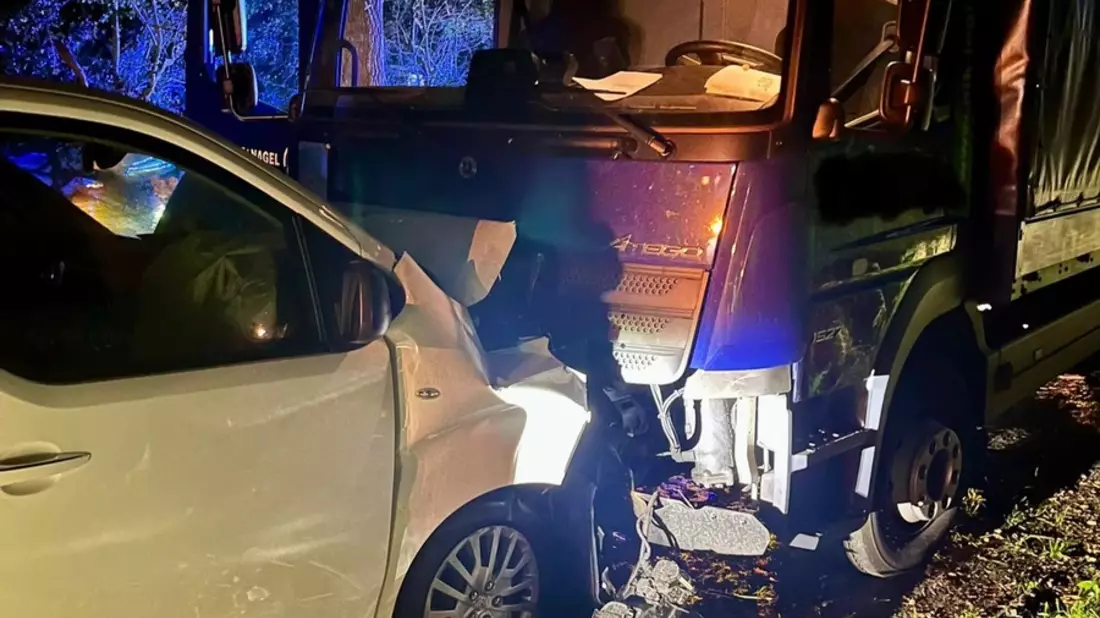 FW-OLL: PKW kollidiert mit LKW - Feuerwehr sichert die Einsatzstelle - Bild: presseportal.de