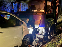 FW-OLL: PKW kollidiert mit LKW - Feuerwehr sichert die Einsatzstelle - Foto: presseportal.de