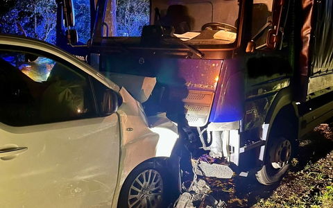 FW-OLL: PKW kollidiert mit LKW - Feuerwehr sichert die Einsatzstelle - Foto: presseportal.de
