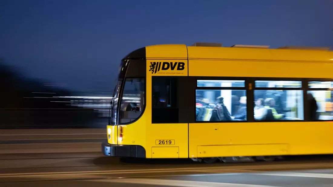 In der Dresdner Neustadt kam es in der Nacht zu Sonntag in einer Straßenbahn zu einem Messerangriff. (Symbolfoto) - Bild: Sebastian Kahnert/dpa