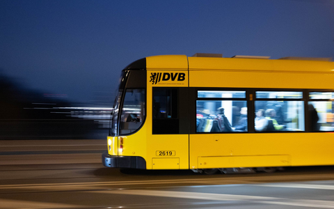 In der Dresdner Neustadt kam es in der Nacht zu Sonntag in einer Straßenbahn zu einem Messerangriff. (Symbolfoto) - Foto: Sebastian Kahnert/dpa In der Dresdner Neustadt kam es in der Nacht zu Sonntag in einer Straßenbahn zu einem Messerangriff. (Symbolfoto) - Foto: Sebastian Kahnert/dpa